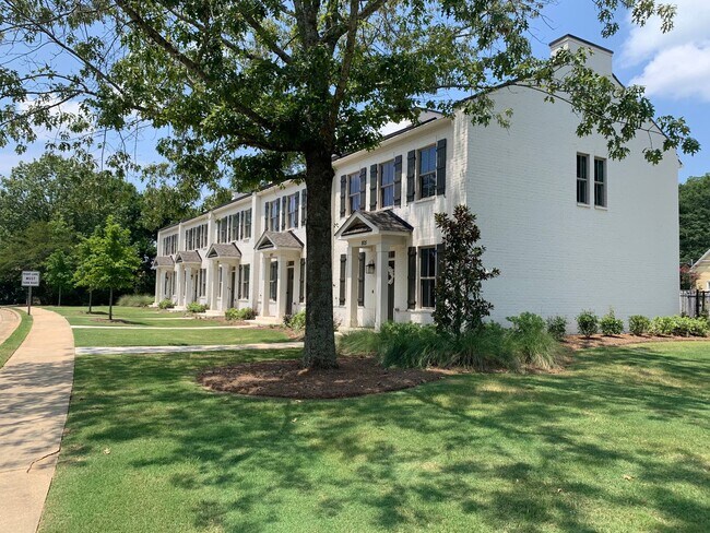 Foto del edificio - Like New Colonial Style Townhome close to Downtown Opelika