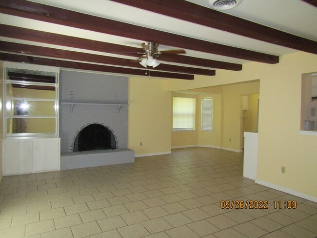 Building Photo - Crosby Park Area!