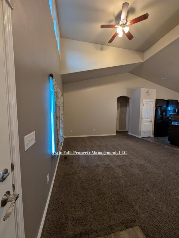 Foto del edificio - 763 Birchwood Rd