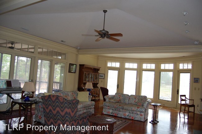 Building Photo - 637 Cottonwood Ct