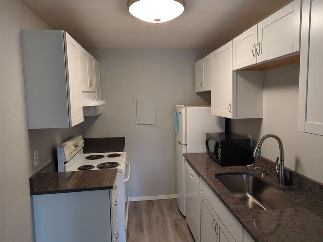 Building Photo - Amazing Sixty-01 Village Studio Apartment!