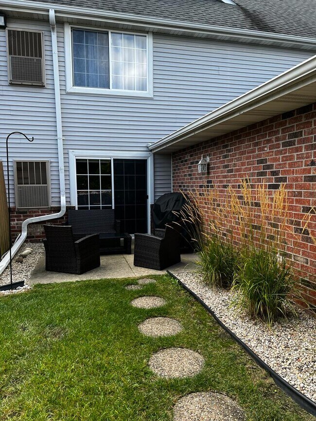 Building Photo - 160 W Aspen Ct