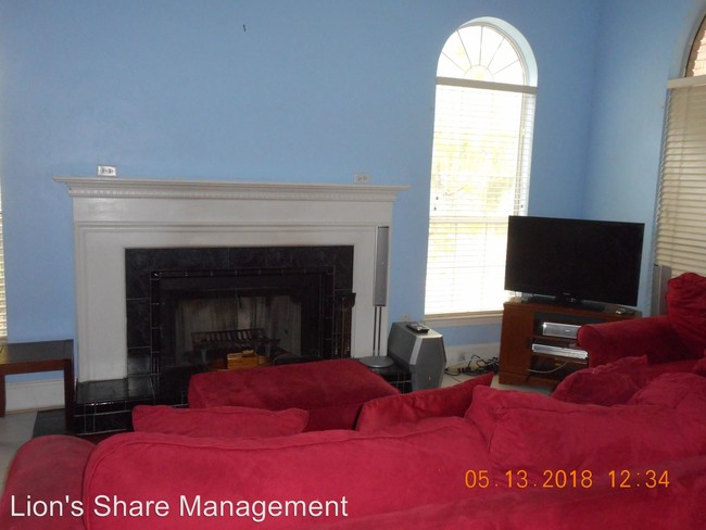 Building Photo - 3 br, 2 bath House - 1009 Myers Park Dr.