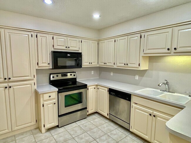 Building Photo - Great 2 Bed, 2 Bath Home In Edmond Near UCO