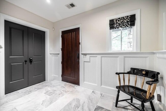 Building Photo - 470 Hamilton St SE