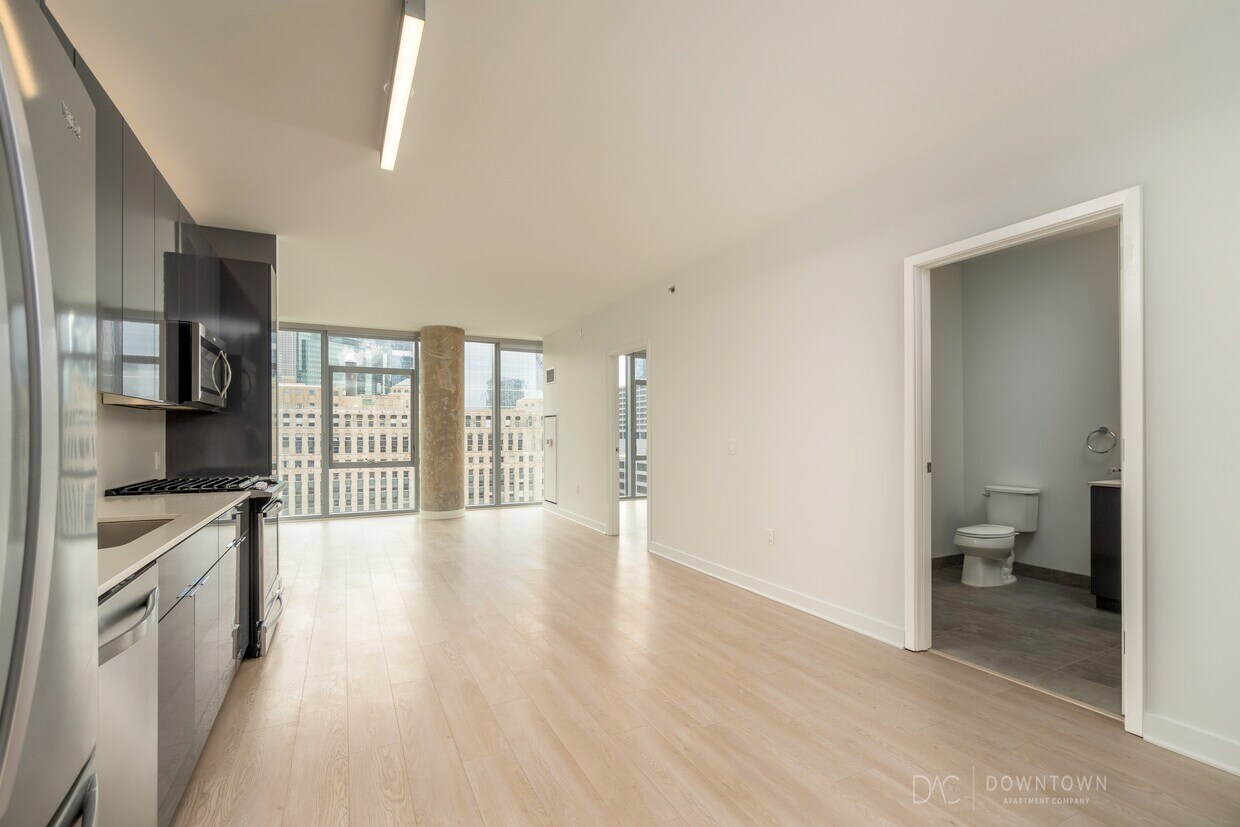 Primary Photo - 300 W Hubbard St