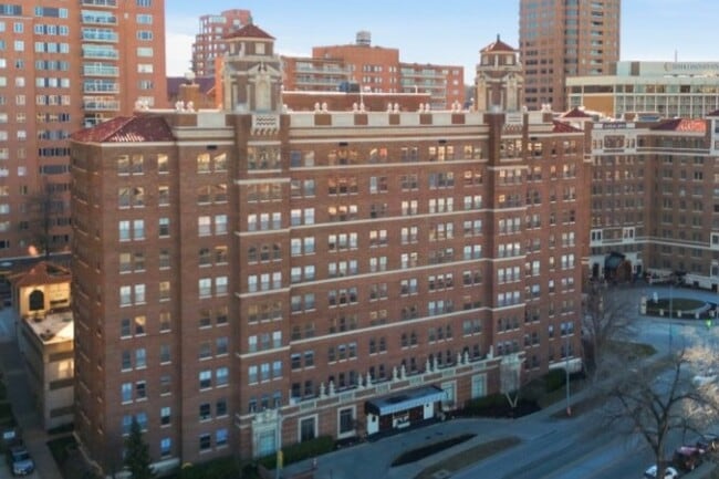 Building Photo - The Majestic