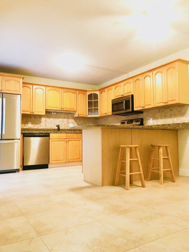 Building Photo - 3113 San Fernando Dr