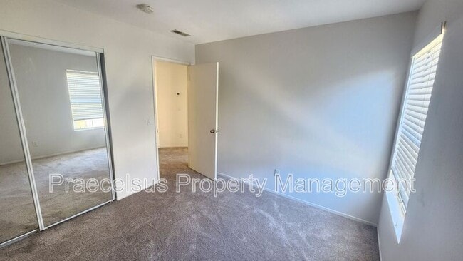 Foto del edificio - 2023 Lakeridge Cir