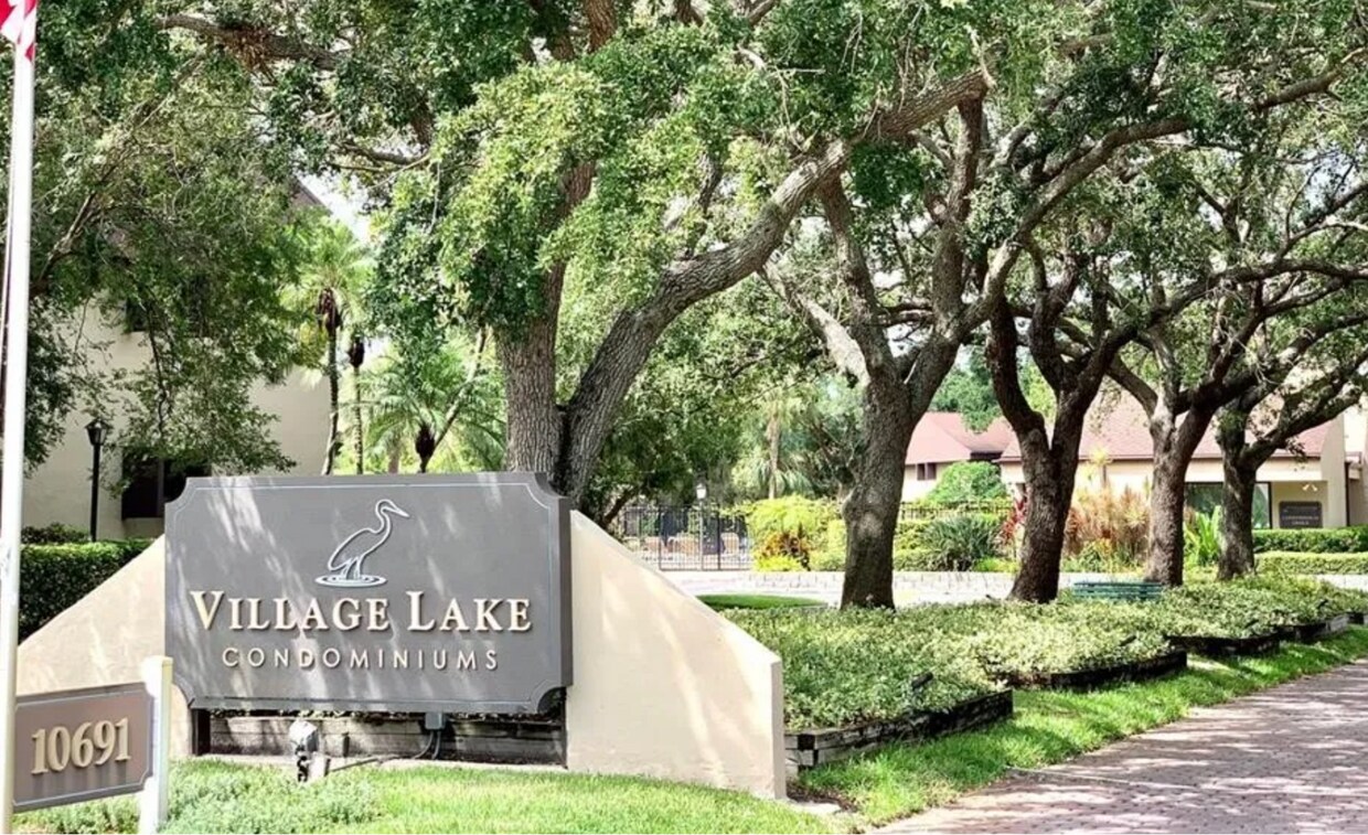 880 S Village Dr N Unit 206, Saint Petersburg, FL 33716 Condo for