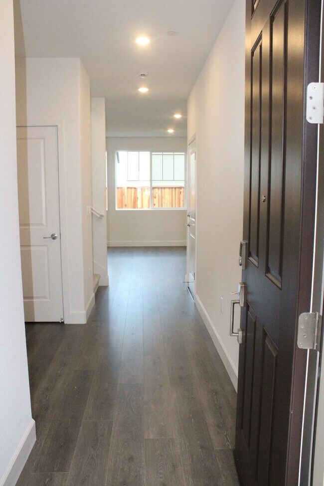 Foto del edificio - 4 Bedroom / 3 Bath House with Solar in San Marco Community-Close to Bart!