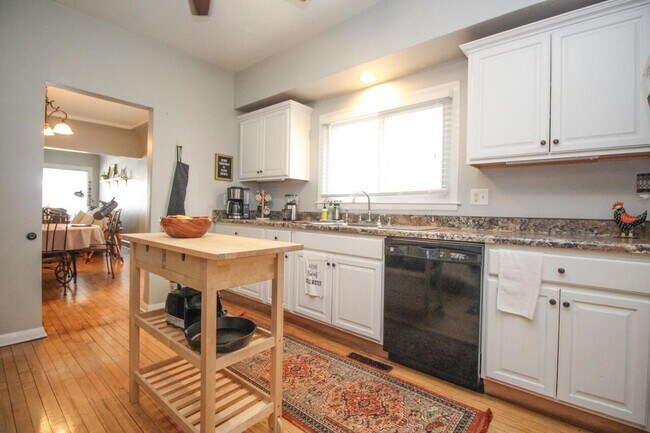 Building Photo - 1641 S 61st St