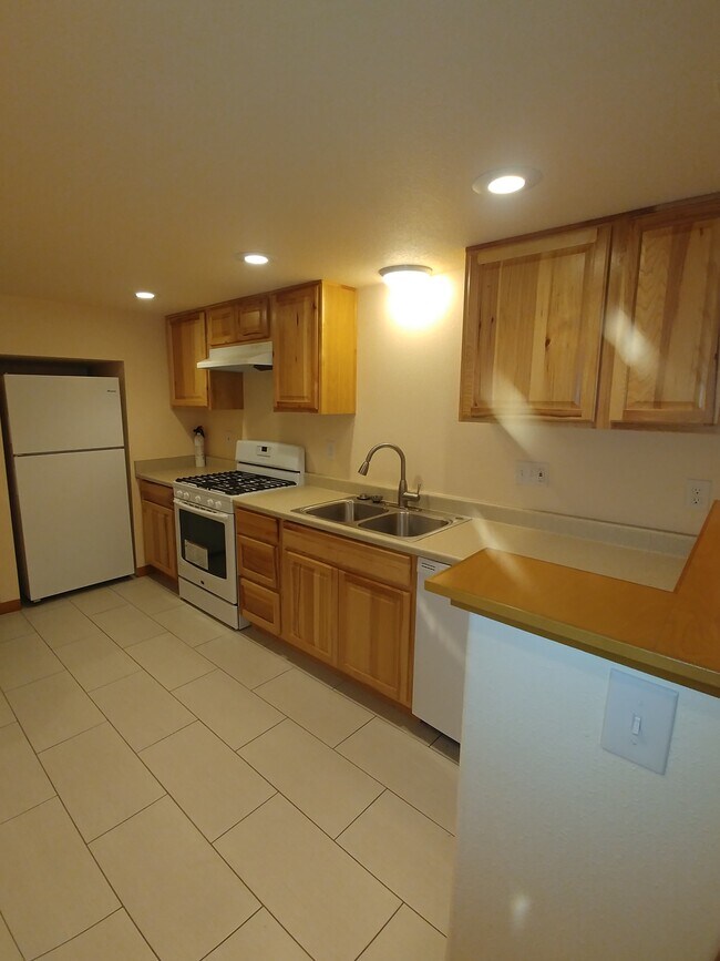 Kitchen - 815 SW Hume St