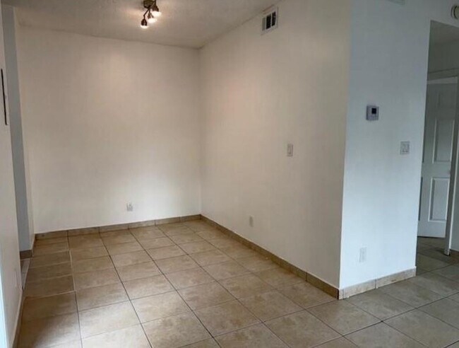 Foto del edificio - 660 Cypress Club Way