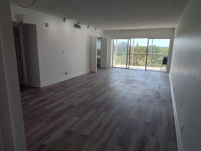Foto del edificio - 3050 N Palm Aire Dr