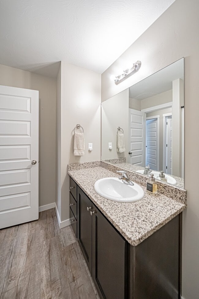 Building Photo - 560 Trails End