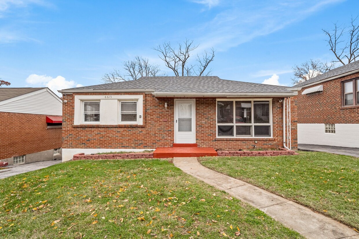 Foto principal - Single Family 3 bedroom 1 Bath w/ Finished...