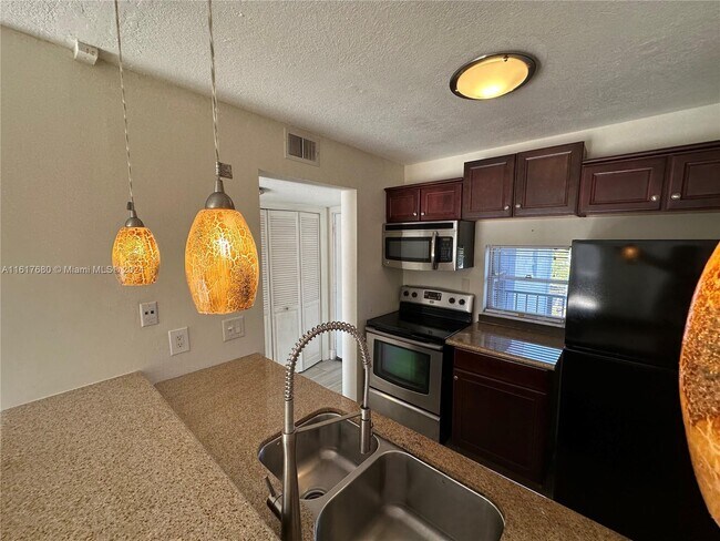 Foto del edificio - 8610 N Sherman Cir