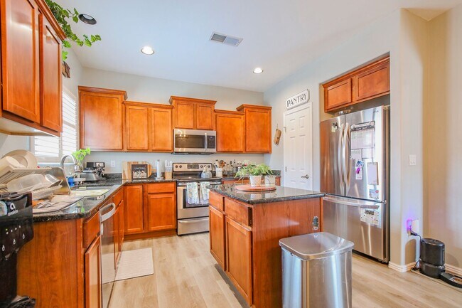 Foto del edificio - Well Maintained 4 Bedroom 2 Bath Home with...