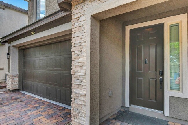 Foto del edificio - Beautifully Upgraded 4 Bedroom, Two Story ...
