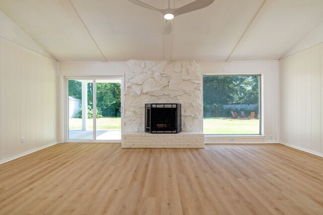 Foto del edificio - 2212 Ridge Ln