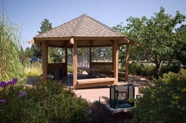Building Photo - Charming 2-Bedroom Condo Just Steps from C...