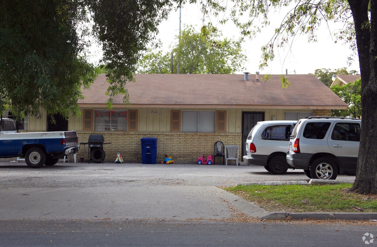 Building Photo - 2518 Clara Ln