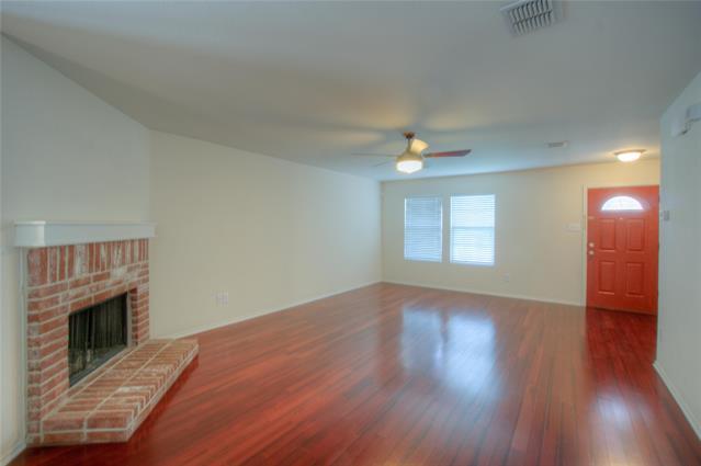 Foto del edificio - 1305 Red River Ln