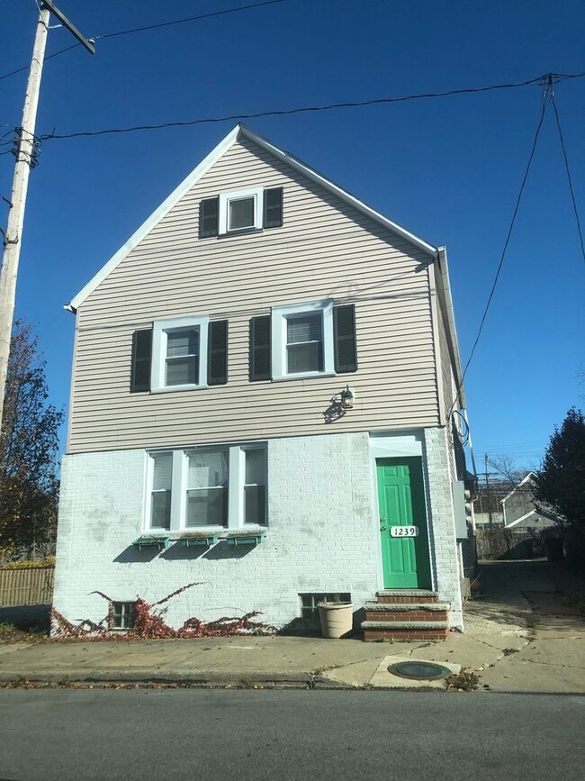 Building Photo - 1239 W 67th St