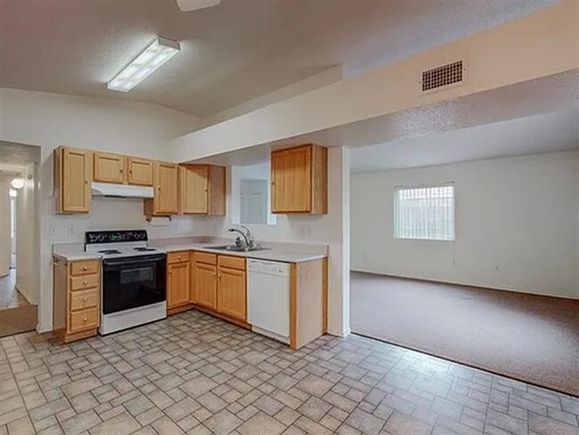 Building Photo - Perfect home
