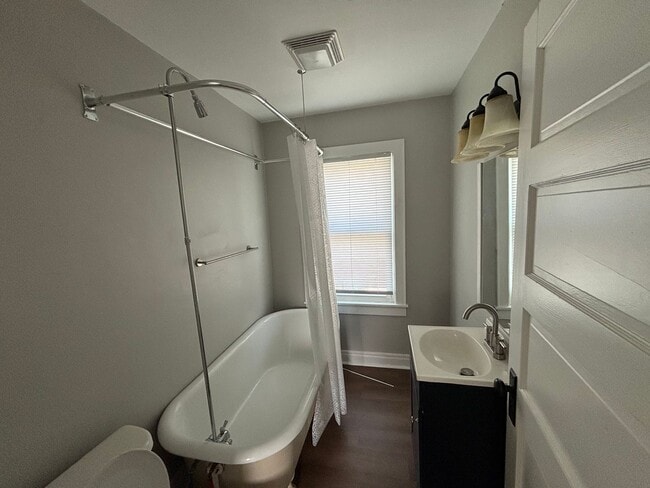 Foto del edificio - 3-bedroom, 1-bath house: $1050