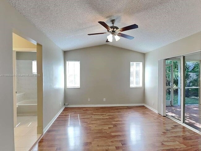 Foto del edificio - 1532 Salerno Cir