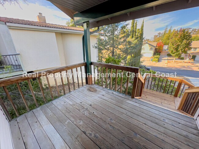 Building Photo - AVAILABLE JUNE- Recently Updated Home on L...