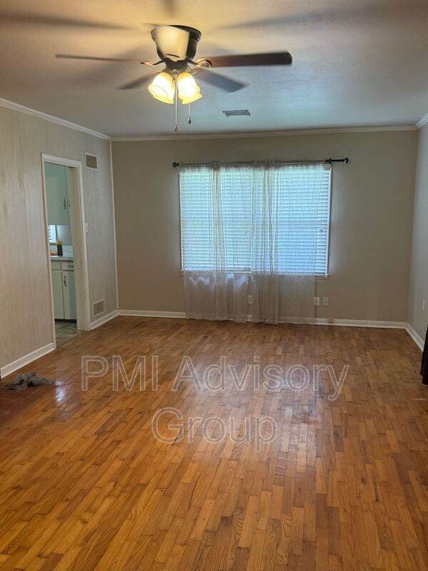 Building Photo - 200 SW Country Club Dr