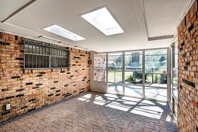 Building Photo - 601 Del Norte St
