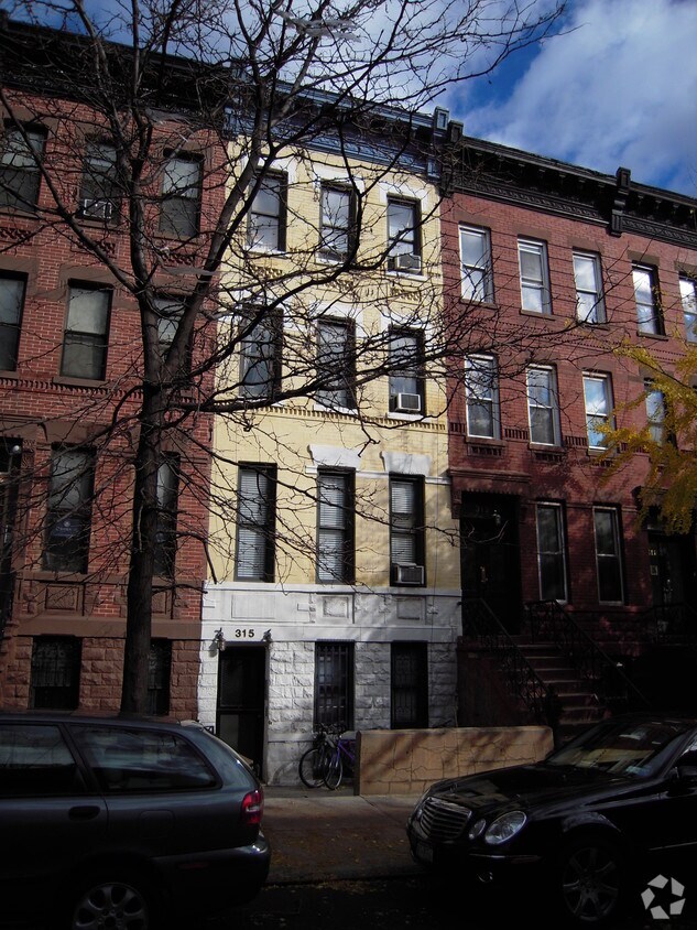 Building Photo - 315 W 137th St