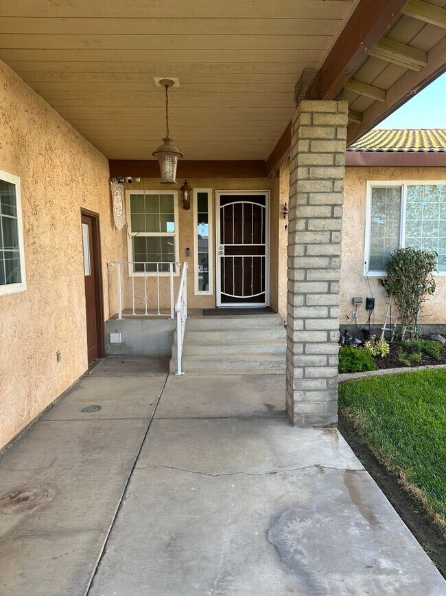 Building Photo - Beautiful Northside Los Banos Rental