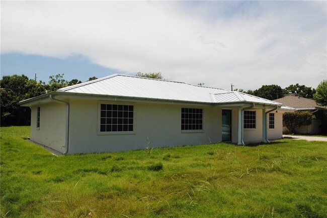 Building Photo - 805 Paula Rd