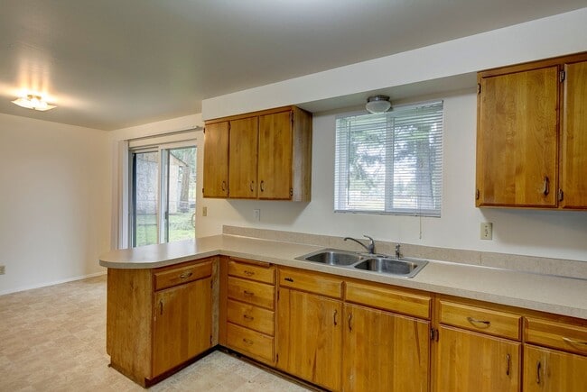 Building Photo - 830 SW 6th Ave