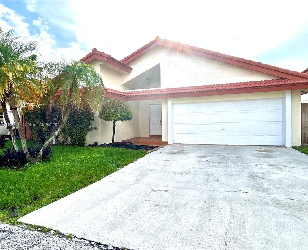 Foto principal - 18800 NW 84th Ave