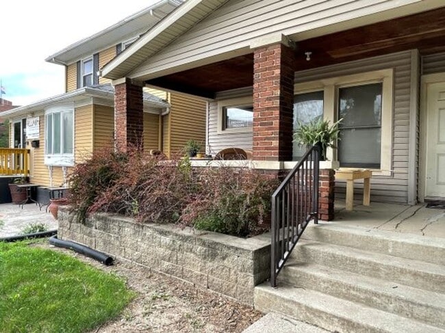Building Photo - 326 W Fowler Ave