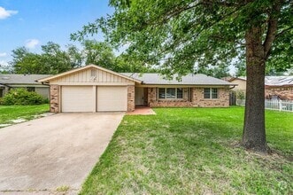 Building Photo - 1016 W Creek Dr