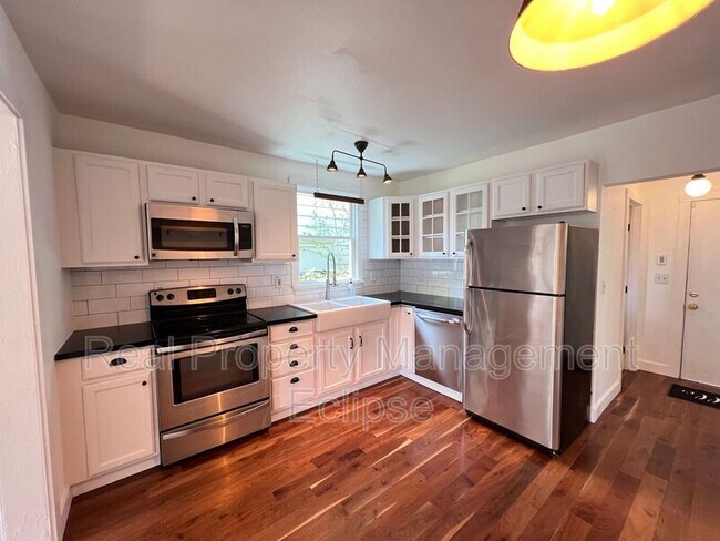 Foto del edificio - 5036 25th Ave SW
