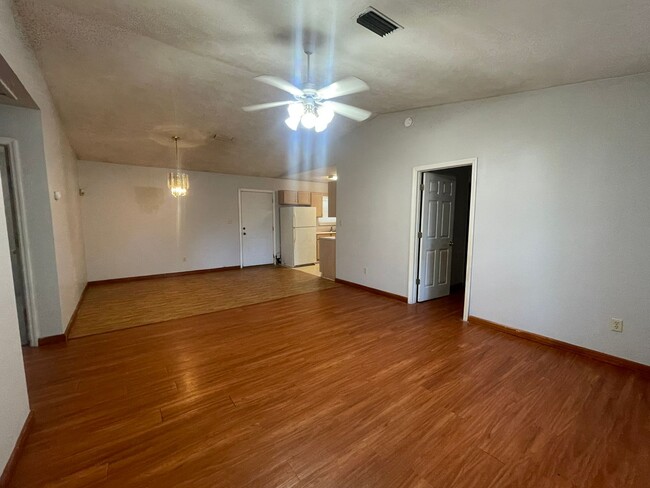 Foto del edificio - 3 Bedroom 2 Bathroom House Off Of Monroe S...