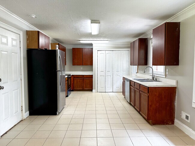Building Photo - Quiet Lakefront Home