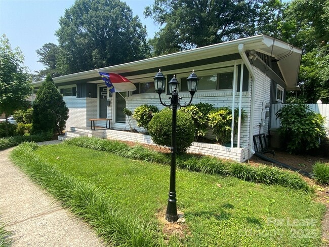 Building Photo - 914 Burnley Rd