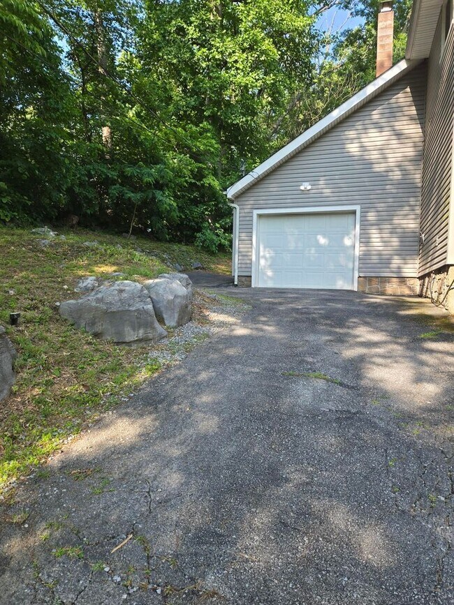 Building Photo - This charming 3-bedroom, 2-bathroom home o...