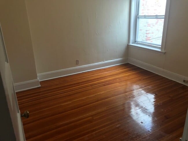 Photo - 4 Bed Split Close to B and C lines Wholefo... House