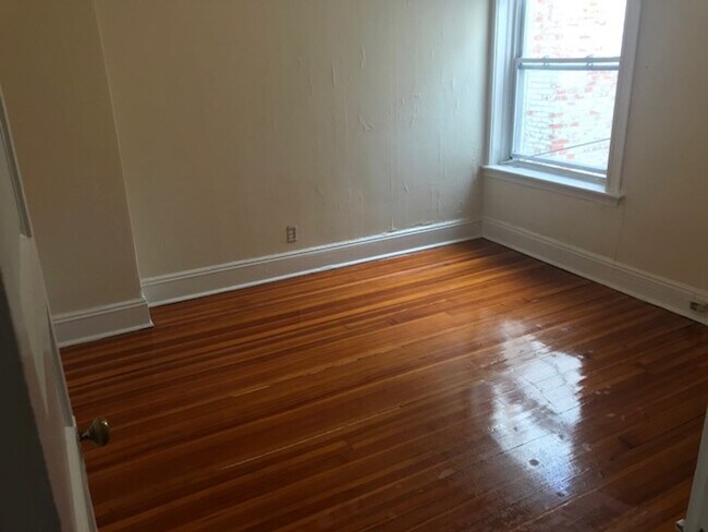 Building Photo - YTop floor sunny 3 bed  Wholefoods,  Utilities included No Fee No Security Availale  now, 12.1 or...