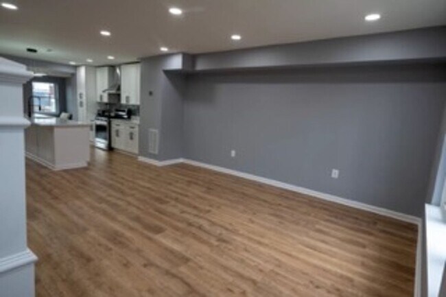 Building Photo - Lovely 3 BR/3.5 BA Townhome in Brentwood!